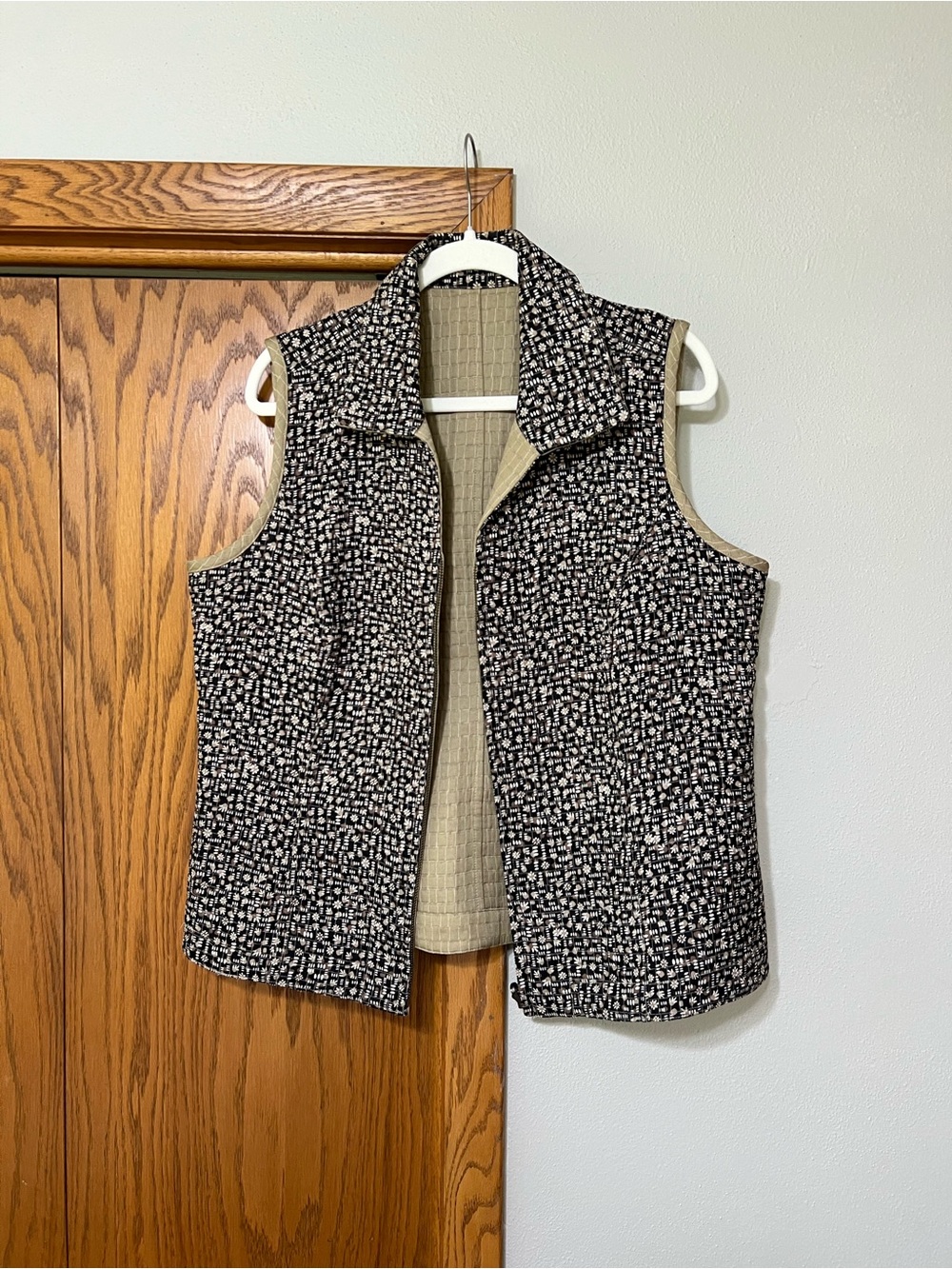 Source Unknown Black & Cream Textured Sleeveless Vest